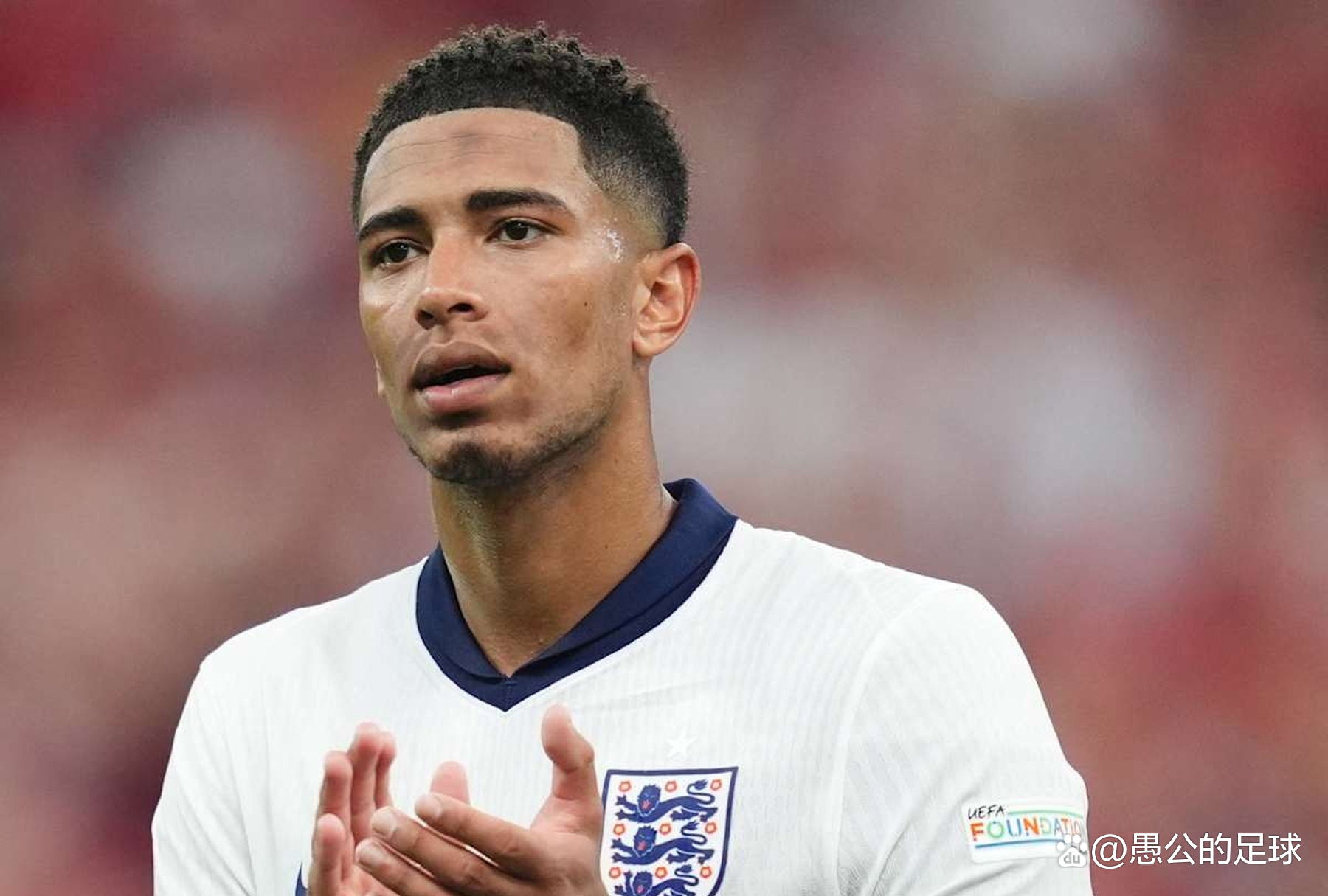 女子在冰面上奔跑拍照，突然冰面破裂女子坠入湖中！（女子冰面拍照奔跑突遇冰裂，坠入湖中）